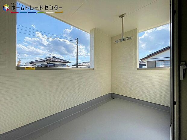 【バルコニー】インナーバルコニーは、急な雨で洗濯物が濡れてしまうのを防いだり、気軽に外で朝食やお茶などを楽しむセカンドリビングのような使い方ができます。夜には家族で星を眺めたり。家族のつながりを強めてくれます!