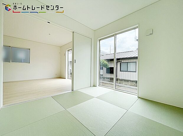 【リビング以外の居室】1号棟
リビング隣接のお部屋は、家事の休憩スペースやお子様のお昼寝スペースとしても活躍します♪もちろんお客様の宿泊用にも☆収納もあるので安心♪急な来客でも一旦、荷物を隣のお部屋に移動!慌てませんね!