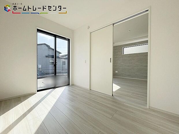 【リビング以外の居室】3号棟:リビング隣のお部屋は、お子様の遊び場やお昼寝スペースとしてなど、開放し広々とお使い頂けます。突然の来客時には戸を閉めてリビングの荷物をサッと移動して視線を遮る事も可能です。慌てずに済みますね!