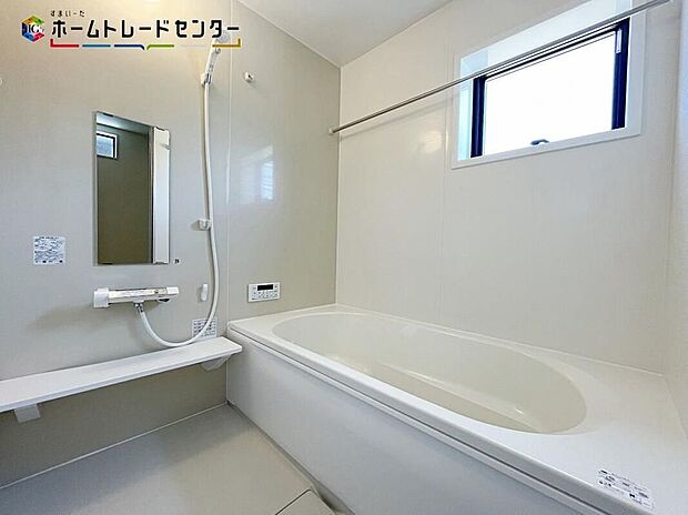 【浴室】浴室は湿気がたまりやすく、換気扇だけではどうしてもカビが出やすいです。窓もあり浴室乾燥機も設置されておりますのでカビの抑制に繋がります!洗濯物を乾かすことも出来ます!雨の日や花粉の季節も心配いりません
