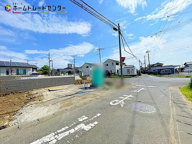 【前面道路含む現地写真】２号棟：車2台を駐車できるゆとりあるカースペース（車種による）！同じものは２つとない「夢のマイホーム」との出会いが待っているかもしれません。平日・お仕事帰りなど、いつでもご案内致します！