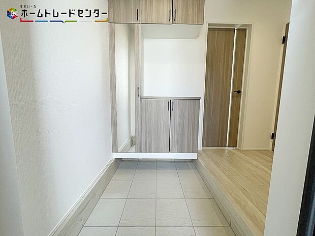 【玄関】ご家族が増えると靴の数も増えますね。大容量の収納力で大家族の履物もすっきり収納できます！いつでも玄関周りがすっきりと片付きますので急な来客でも慌てません！