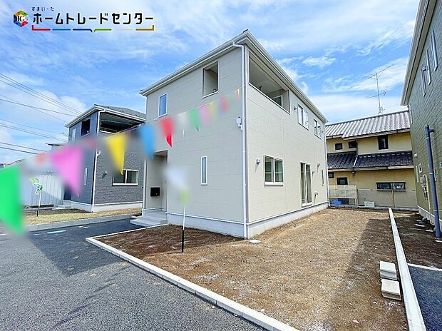 【現地外観写真】２号棟・玄関ポーチには屋根がついているので雨でも玄関前で濡れずにお出かけ準備が出来ます。セキュリティを高められるTVモニター付きインターフォンが標準装備です！