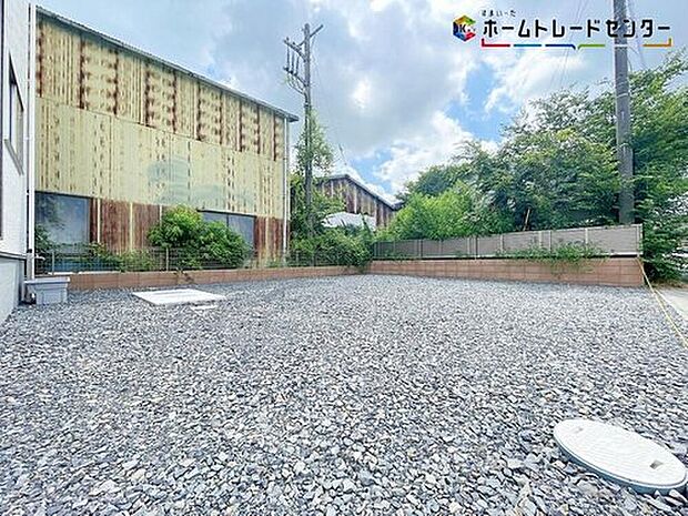 【庭】陽光たっぷり降りそそぐ南庭を備えた理想のお住まいです。お子様の遊び場や趣味のガーデニングなど、ライフスタイルに合わせていろいろとお楽しみ頂けそうです。