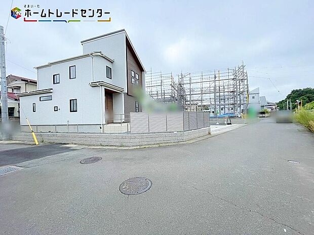 【前面道路含む現地写真】平日・お仕事帰りなど、いつでもご案内致します！お気軽にお問い合わせ下さい♪お待ちしております！自然光に包まれたあふれる陽光の輝き、子どもたちの笑顔も光り輝いて見えますね♪