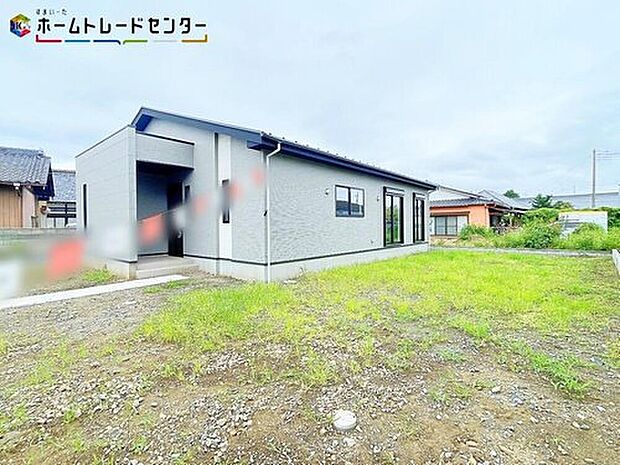 【庭】陽光たっぷり降りそそぐ南庭を備えた理想のお住まいです。お子様の遊び場や趣味のガーデニングなど、ライフスタイルに合わせていろいろとお楽しみ頂けそうです。