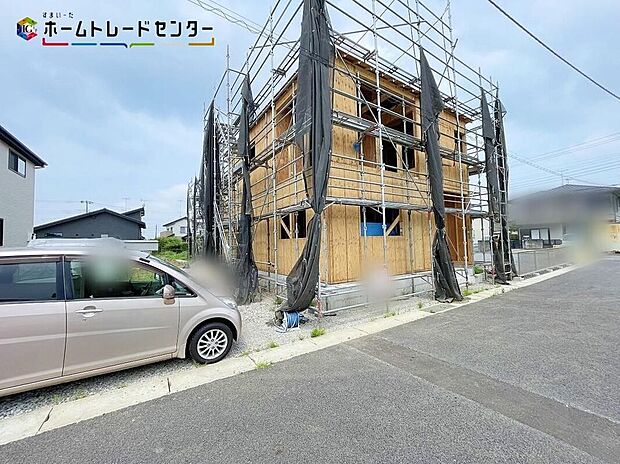 【現地外観写真】２号棟・車２台を駐車できるゆとりあるカースペース（車種による）！同じものは２つとない「夢のマイホーム」との出会いが待っているかもしれません。平日・お仕事帰りなど、いつでもご案内致します！