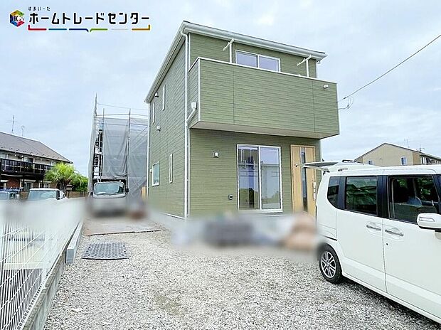 【現地外観写真】2号棟・一戸建ての大きなメリットは、「自分の土地」を自由に使えること。好きなペットが飼えるほか、ガーデニングやDIY、車の手入れなど様々な趣味を楽しめます♪広いお庭でのびのびと開放的に暮らしましょう!