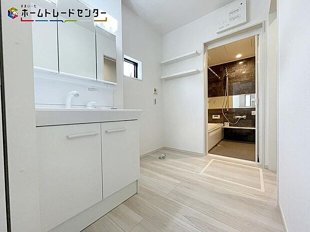 【洗面台・洗面所】散らかりがちな洗面所も三面鏡うしろの収納でスッキリ！サニタリースペースには窓が備えられております。毎朝の身支度も、陽の光差し込む明るい空間で、快適にお使い頂けそうです。