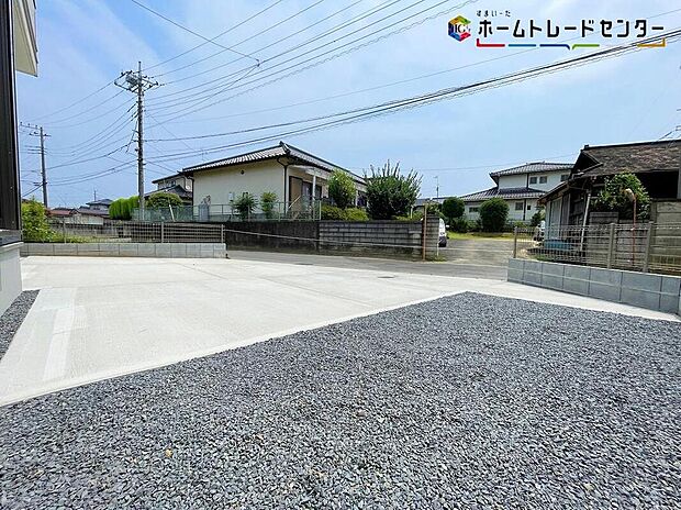 【庭】陽光たっぷり降りそそぐ南庭を備えた理想のお住まいです。お子様が安心して遊べる場所や趣味のガーデニングなど、ライフスタイルに合わせていろいろとお楽しみ頂けそうです。お庭があると暮らしが豊かになりますね!