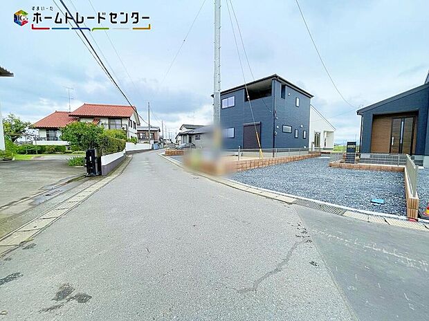 【前面道路含む現地写真】２号棟
嬉しい仕様がたくさん！
浴室乾燥機、システムキッチン、洗浄便座、床下収納、24時間換気、TVモニター付きインターホン、人感センサー、駐車３～４台可（車種による）♪