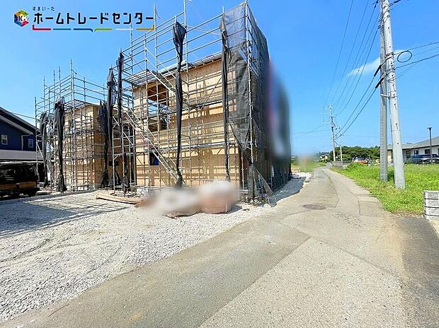 【前面道路含む現地写真】2号棟車2台を駐車できるゆとりあるカースペース(車種による)!同じものは2つとない「夢のマイホーム」との出会いが待っているかもしれません。平日・お仕事帰りなど、いつでもご案内致します!