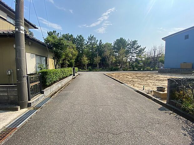 【現地写真】前面道路幅は約6ｍございます！車同士がすれ違えるほどの幅があるので駐車しやすいです◎