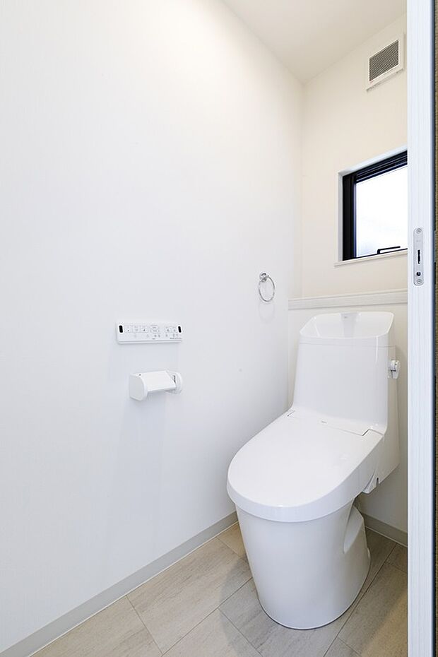 【トイレ】トイレは1階と2階で合計2箇所についております。朝の混雑する時間帯も安心です。