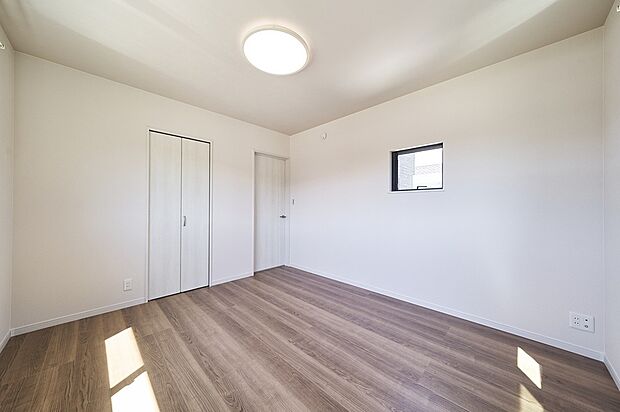 【寝室】主寝室には大容量のウォークインクローゼット完備！豊富な収納スペースで、衣類や個人のアイテムを整理整頓することができます。スッキリした寝室は癒しの空間を提供します。