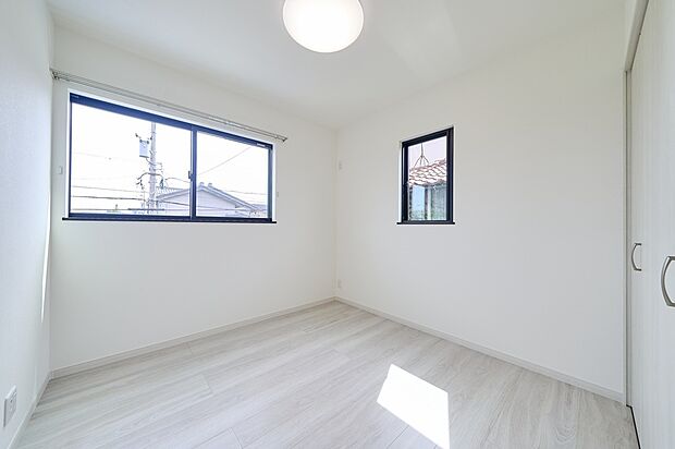 【洋室】洋室は2つご用意。お子様の成長に合わせて学習部屋から個室へ、将来のライフスタイルの変化にも柔軟に対応できます！