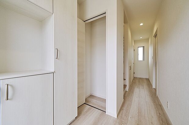 【玄関物入】玄関には物入を完備！掃除機や扇風機などの季節物を生活感なく収納できるだけでなく、防災リュックを保管して避難の際にサッと取り出せるのも特徴です◎