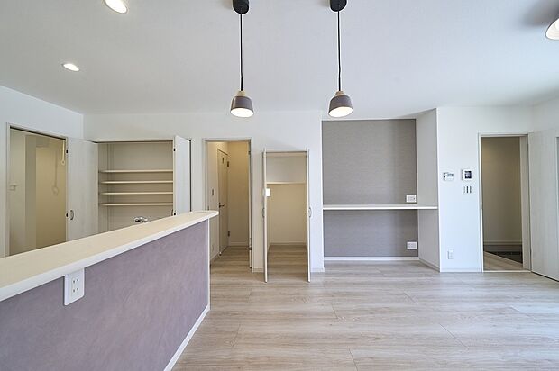 【LDK可動棚】【施工例】LDKには可動棚で魅せるタイプの収納を3つございます！ちょっとした小物や植栽を飾ってお好みのリビング空間がつくれます！