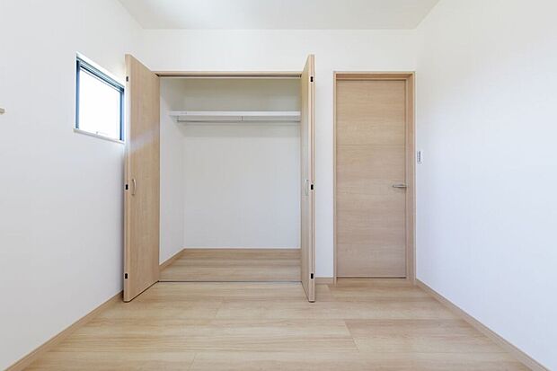 【洋室CL】【施工例】洋室にはハンガーパイプ付きのクローゼットを設置。衣類を掛けて収納できるので、シワにならず取り出しもスムーズ。バッグや小物もまとめて整理でき、お部屋をいつでもすっきり保てます。