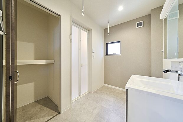 【洗面脱衣室物入】【施工例】洗面脱衣室内には可動棚式の物入を設けております。バスタオルや洗濯用洗剤など脱衣室で使用するものをその場で保管できるので、とても便利です◎