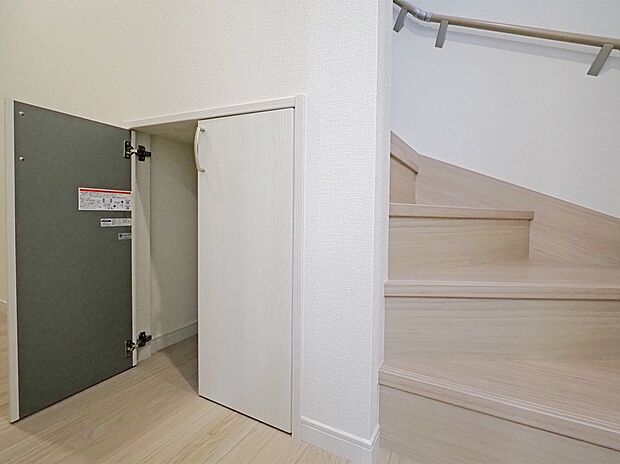 【階段下物入】【施工例】階段下を活かした収納スペースは、日用品のストック置き場にぴったり。扉付きで生活感を隠せるのがポイント◎使いたいときにサッと取り出せる、便利な位置の収納です！