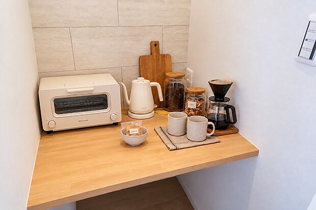 【カウンター】【施工例】キッチン近くには、家電やコーヒーメーカーを置いたり、ちょっとした作業スペースとして使える便利なカウンターを設置。朝食の準備や配膳、軽食コーナーなど、暮らしに合わせて幅広く活用できます◎