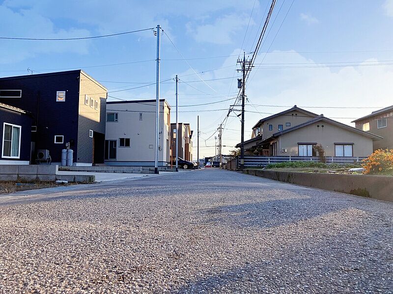 整備された道路があり新築住宅が立ち並ぶ綺麗な街並みです☆