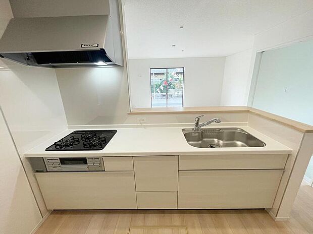 対面式キッチンですので、お食事の準備をしながらご家族との会話を楽しめます☆水回りも集中しているので、家事の動きがらくちんです♪