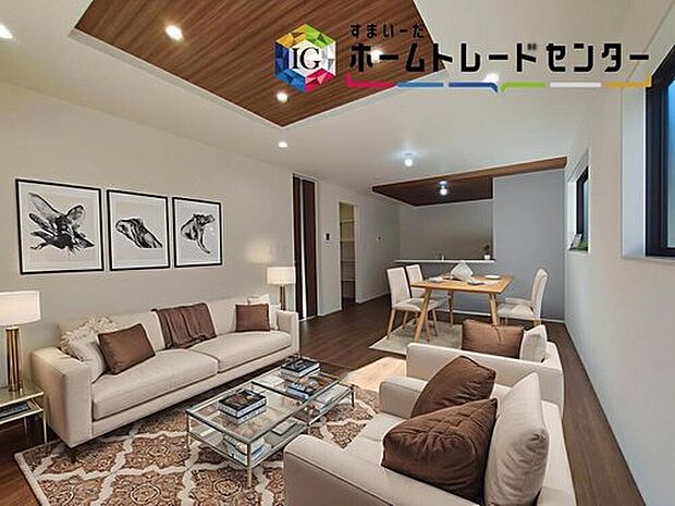 ≪Living room≫
大きな窓のあるリビングは、陽光あふれる明るい空間です。居心地良く、ご家族皆がゆったり寛げる憩いの空間となりそうです。※家具はCGでございます