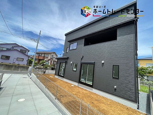 コンクリートで建物の下一面を支える工法。基礎鉄筋を張り、強度を高めたベタ基礎の耐圧盤を1階の床下全面に施工し、広い耐圧盤の面で建物の荷重を地盤に伝えます。
