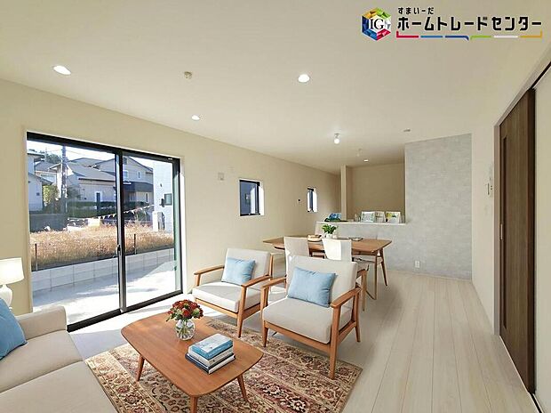 ≪Living room≫
広々とした開放感あふれるリビングです。ゆったり寛げる充分な広さがございますので、ご家族でインテリアのレイアウトを考えるのも楽しみになりそうです。
※家具はCGでございます。