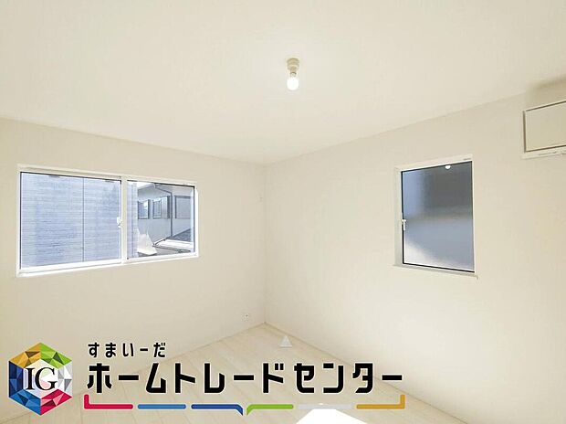 ≪Room≫
明るめのフローリングですので、壁紙ともマッチし、お部屋を更に広く見せてくれる効果も。