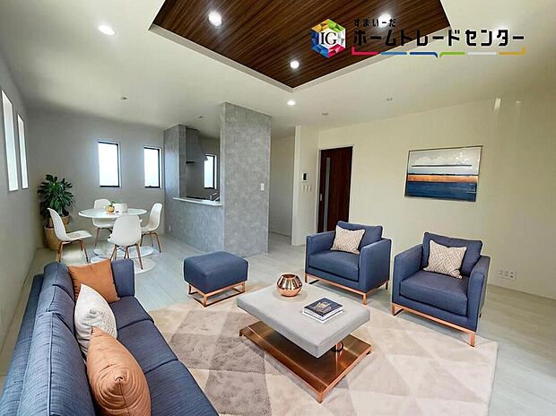 ≪Living room≫
大きな窓のあるリビングは、陽光あふれる明るい空間です。居心地良く、ご家族皆がゆったり寛げる憩いの空間となりそうです。※家具はCGでございます