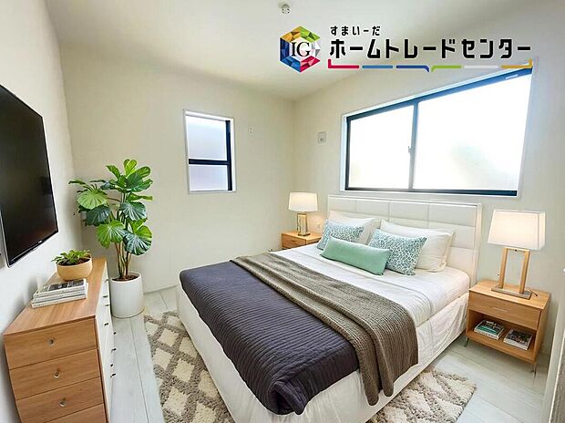 ≪Room≫
お陽さまの光をさわやかな風をたっぷりとりこめます。室内はいつも明るい印象なので気持ちの良い朝を迎えられます。毎日の生活も明るくなりそうです。
※家具はCGでございます。
