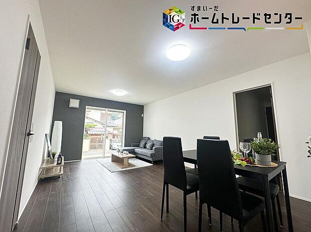 ≪Living room≫
ホームパーティに招きたくなる自慢の広々LDK．伸びやかな子育てや、にぎやかなふれあいの日々を存分に楽しんでください。