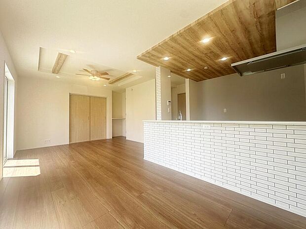 ≪Living room≫
ホームパーティに招きたくなる自慢の広々LDK.伸びやかな子育てや、にぎやかなふれあいの日々を存分に楽しんでください。
