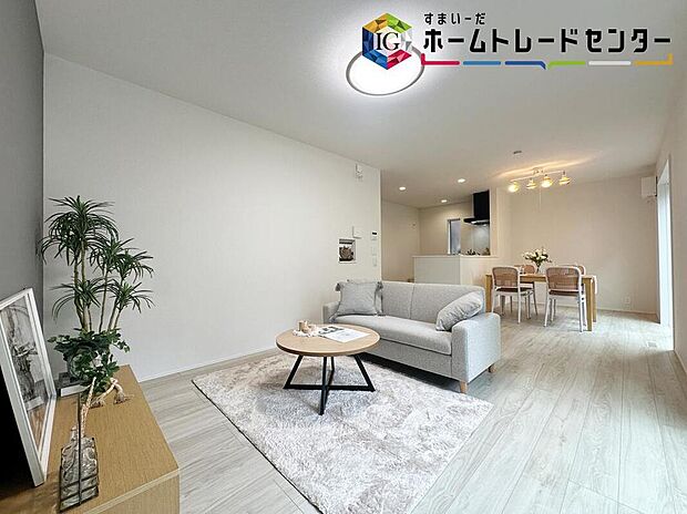 ≪Living room≫
ホームパーティに招きたくなる自慢の広々LDK.伸びやかな子育てや、にぎやかなふれあいの日々を存分に楽しんでください。