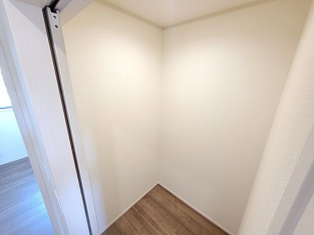 【収納】≪storage≫　ゆとりの広さのプライベートルームには、収納充実のクローゼットが。男の子なら趣味やスポーツ用品を、女の子なら洋服やアクセサリーを。お子様に嬉しいお部屋です。
