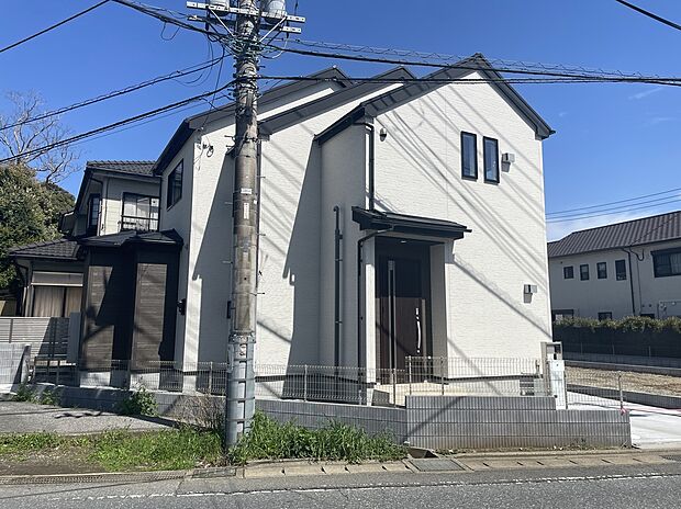 【外観】輝く白壁のコントラストの美しさ個性溢れる外観スタイル。