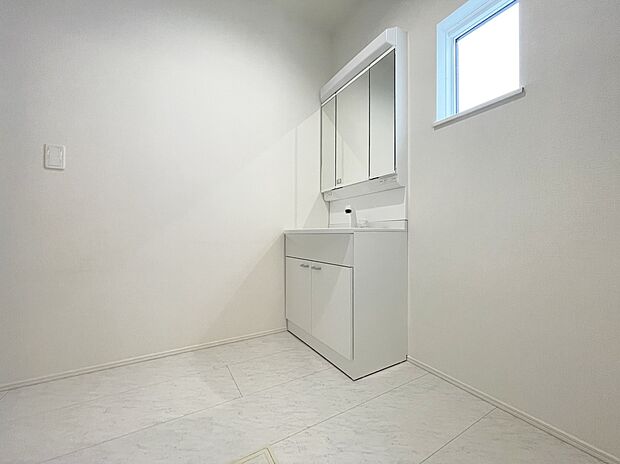 【洗面台】≪Powder room≫　意外と客人の目に触れやすい洗面室は機能性と美観を両立。
