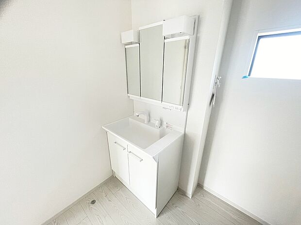 【洗面台】≪Powder room≫
サニタリースペースには窓が備えられております。毎朝の身支度も、陽の光差し込む明るい空間で、快適にお使い頂けそうです。