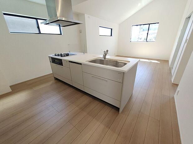 【キッチン】≪Kitchen≫
対面式キッチンですので、お食事の準備をしながらご家族との会話を楽しめます☆水回りも集中しているので、家事の動きがらくちんです♪