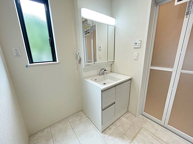 【洗面台】≪Powder room≫
散らかりがちな洗面所も三面鏡うしろの収納でスッキリ！