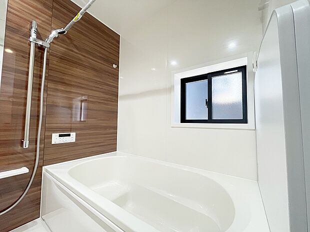 【浴室】窓付きのバスルームは、採光もあり明るく気持ちの良い空間です。窓があることで、換気環境も良好。掃除もスムーズに出来ます。
