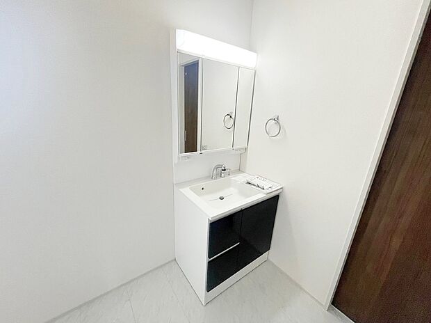 【洗面台】サニタリースペースには窓が備えられております。毎朝の身支度も、陽の光差し込む明るい空間で、快適にお使い頂けそうです。