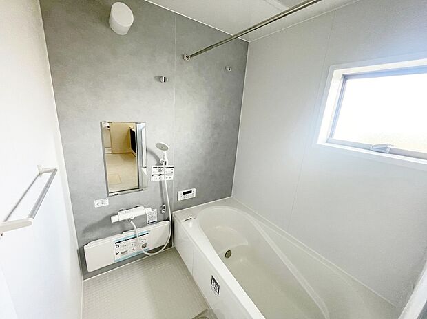 【浴室】窓付きのバスルーム。陽射し差し込む明るい環境は、日中の入浴も気持ち良くお使い頂けそうです。