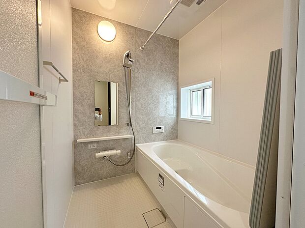 【浴室】≪Bathroom≫
半身浴もできる広々とした湯船があり、朝日を浴びながらの入浴も気持ちよさそう。