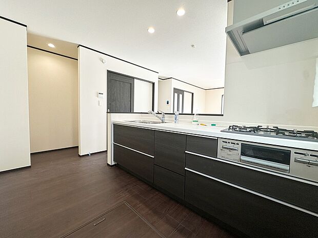 【キッチン】≪Kitchen≫
リビングで遊んでいるお子様を見守りながら、時にはお喋りをしながら料理や後片付けができる人気の高いスタイルです♪