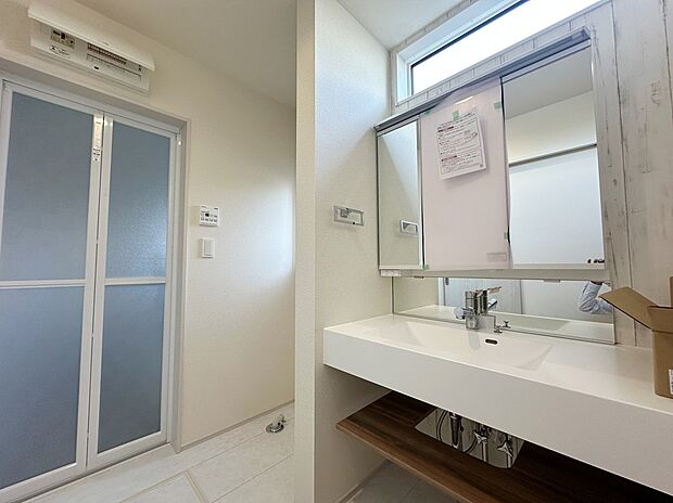 【洗面所】≪Powder room≫
サニタリースペースには窓が備えられております。毎朝の身支度も、陽の光差し込む明るい空間で、快適にお使い頂けそうです。