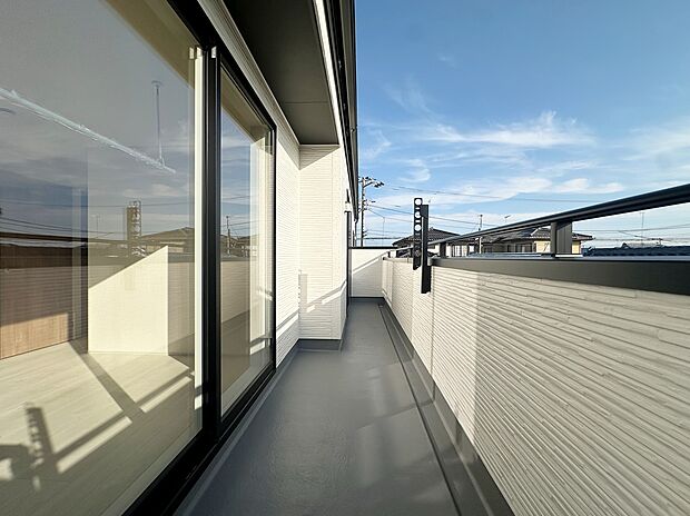 【バルコニー】≪balcony≫
晴れた日にはたっぷりのお洗濯ものを干すことができるバルコニー。